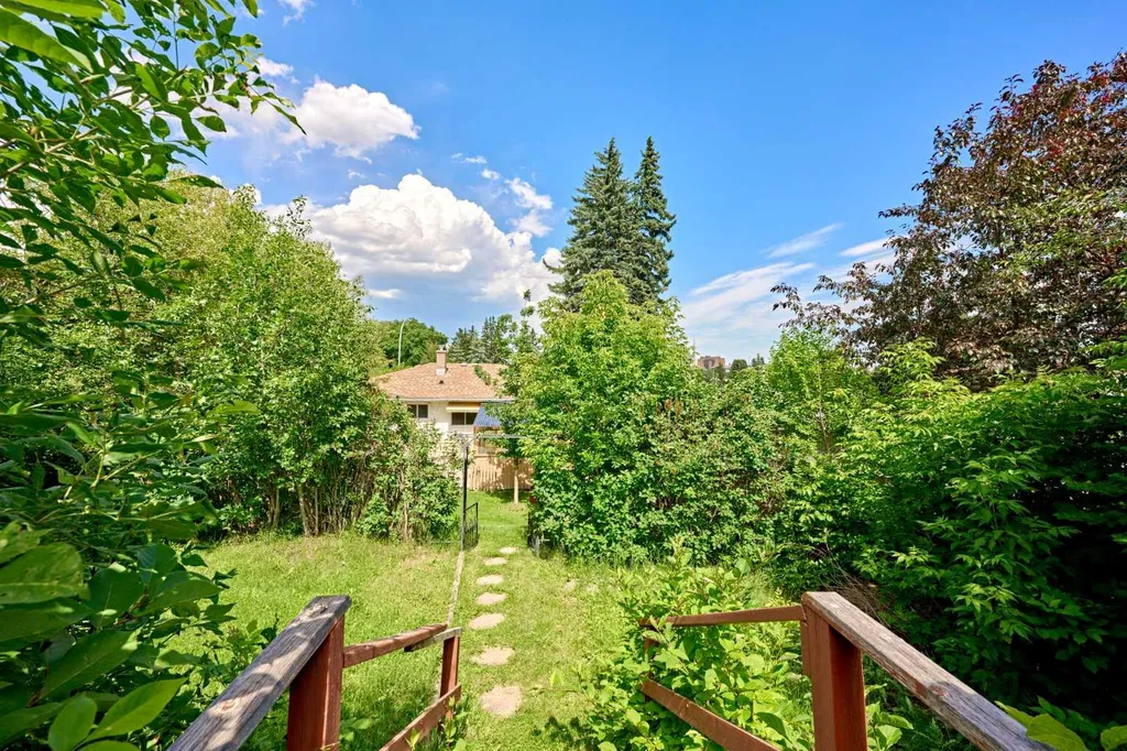 627 94 Avenue SW Calgary AB T2V 0X8