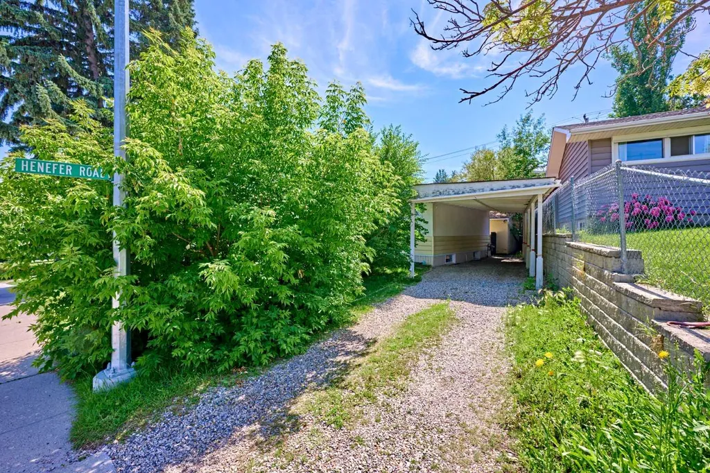 627 94 Avenue SW Calgary AB T2V 0X8