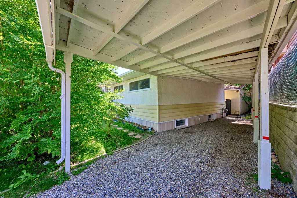 627 94 Avenue SW Calgary AB T2V 0X8