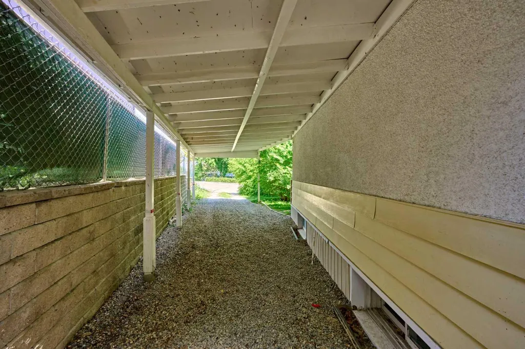 627 94 Avenue SW Calgary AB T2V 0X8