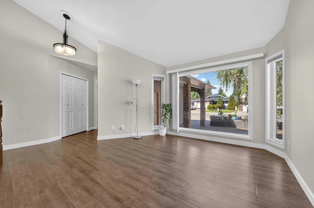50 Sherwood Crescent W Lethbridge AB T1K 6G3
