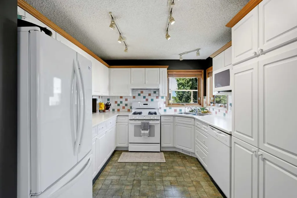 131 Edgebrook Circle NW Calgary AB T3A5A4