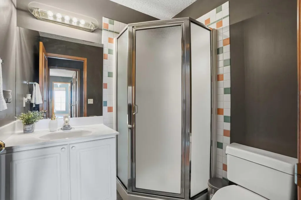 131 Edgebrook Circle NW Calgary AB T3A5A4