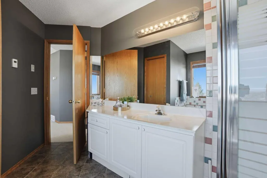 131 Edgebrook Circle NW Calgary AB T3A5A4
