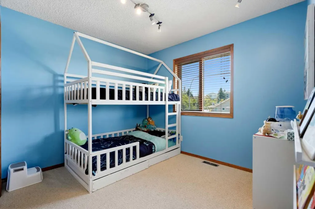 131 Edgebrook Circle NW Calgary AB T3A5A4