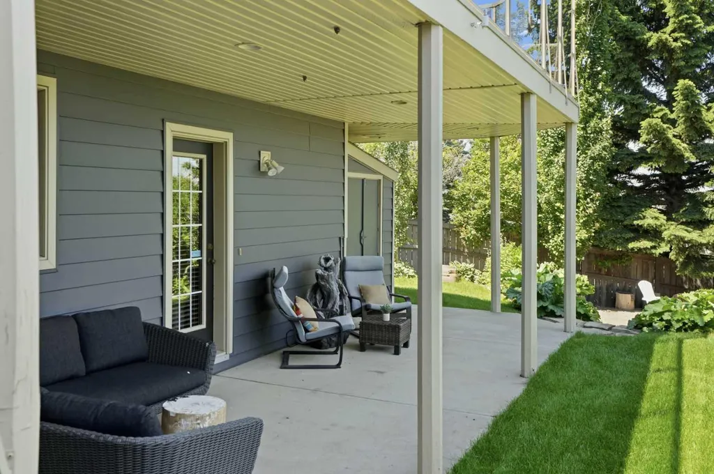 131 Edgebrook Circle NW Calgary AB T3A5A4