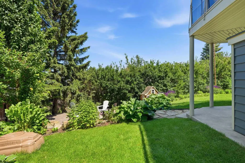 131 Edgebrook Circle NW Calgary AB T3A5A4
