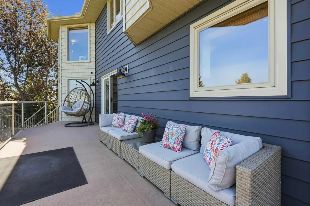 131 Edgebrook Circle NW Calgary AB T3A5A4