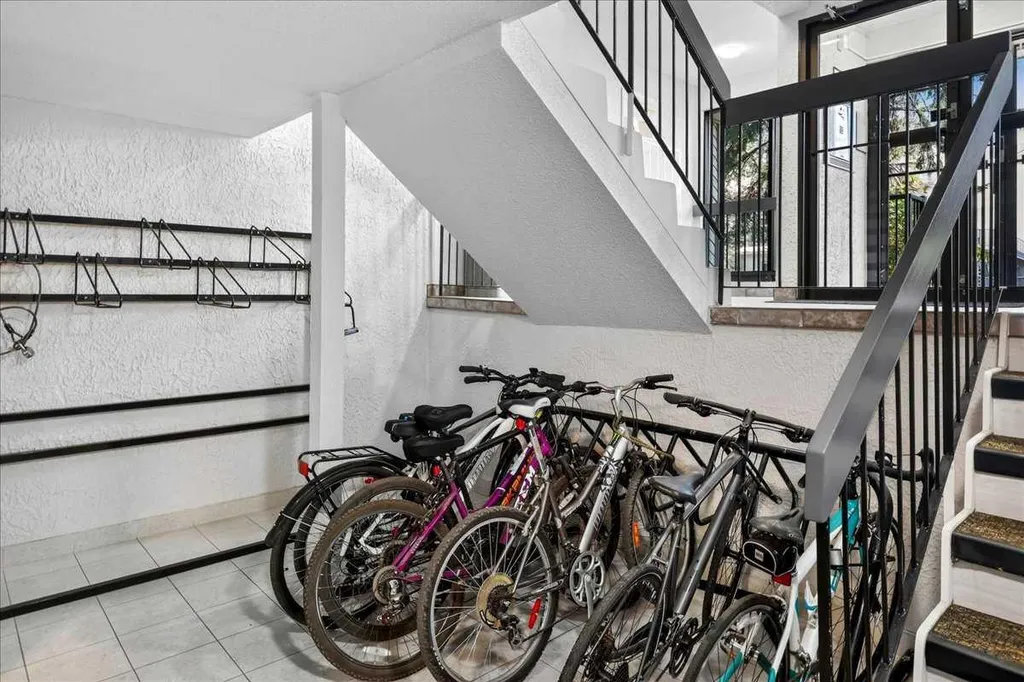 617 56 Avenue SW Calgary AB T2V 0G9