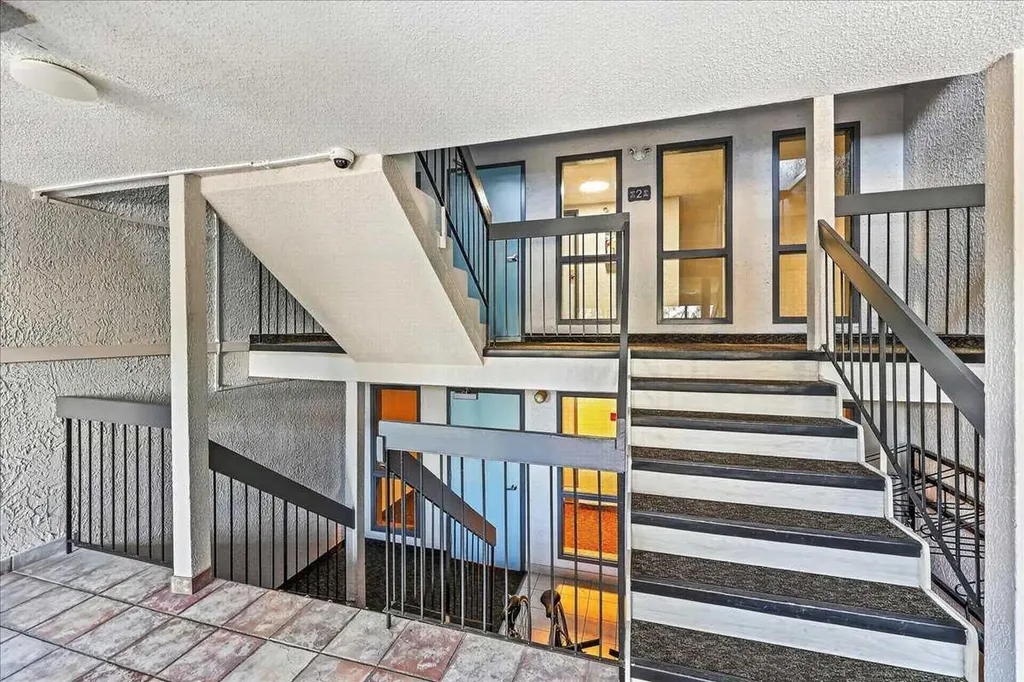 617 56 Avenue SW Calgary AB T2V 0G9