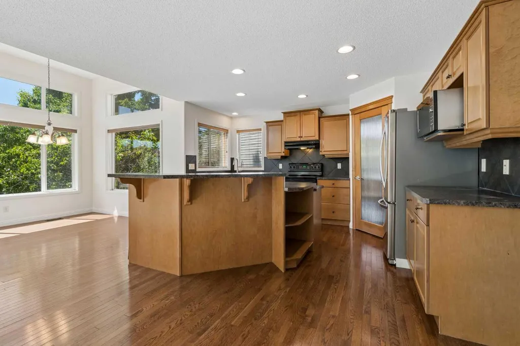 112 Panamount Rise NW Calgary AB T3K 6G1