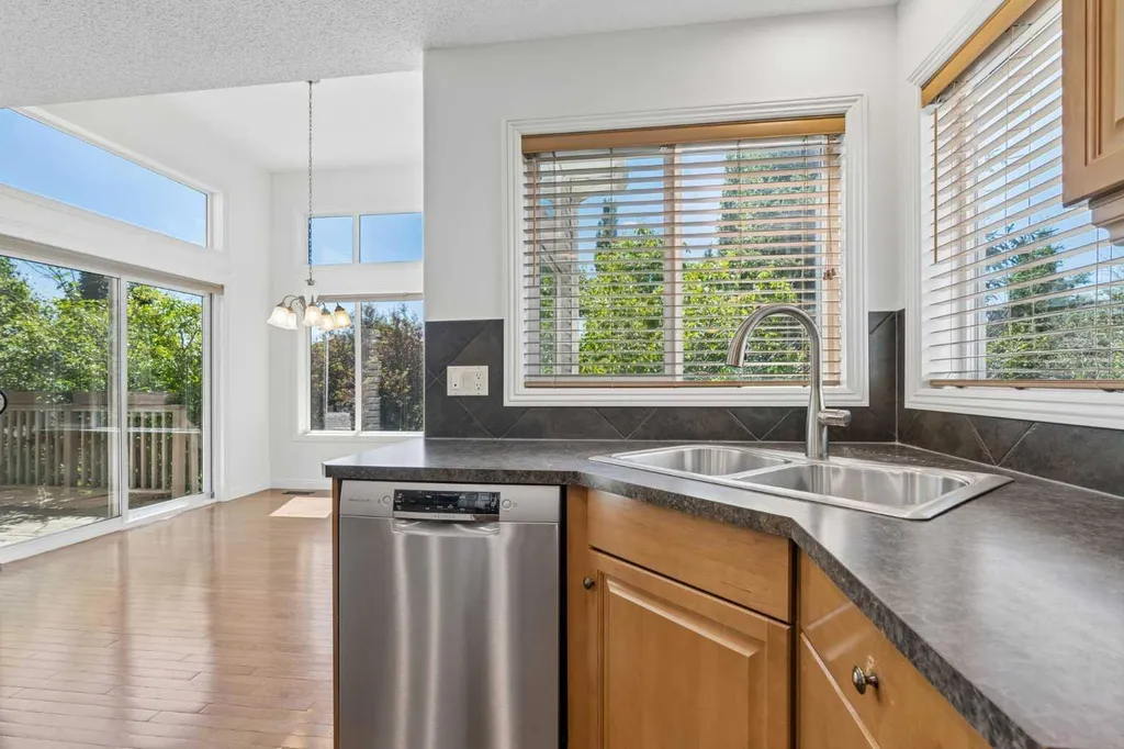 112 Panamount Rise NW Calgary AB T3K 6G1