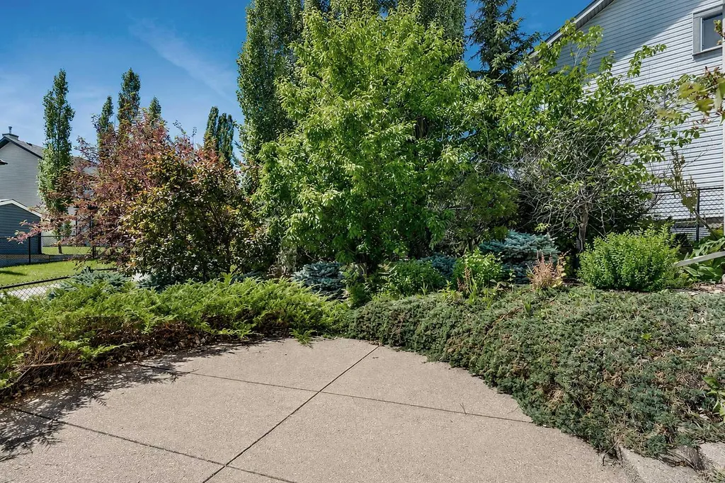 112 Panamount Rise NW Calgary AB T3K 6G1