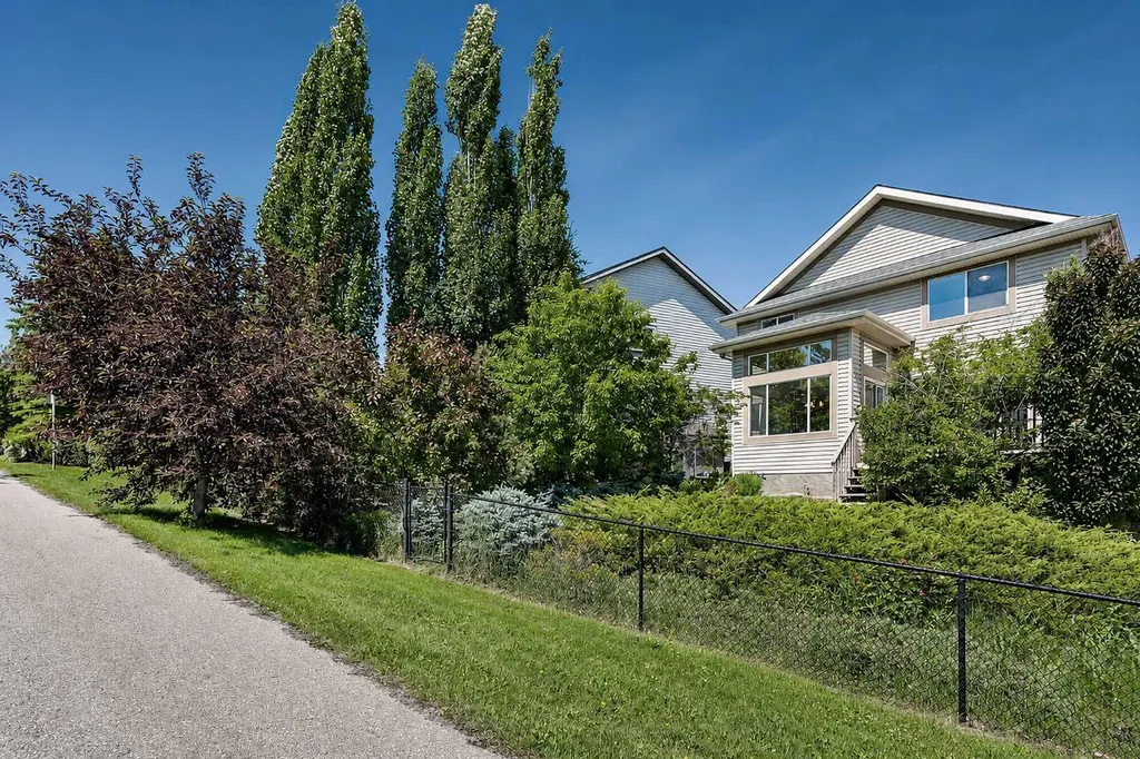 112 Panamount Rise NW Calgary AB T3K 6G1