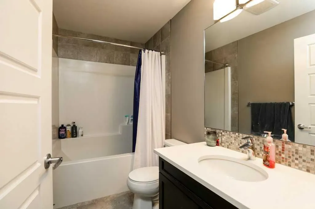 567 Moonlight Lane W Lethbridge AB T1J 5M1