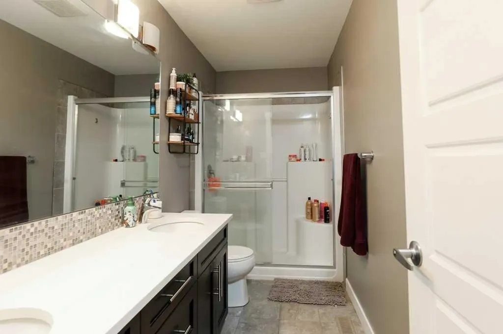 567 Moonlight Lane W Lethbridge AB T1J 5M1