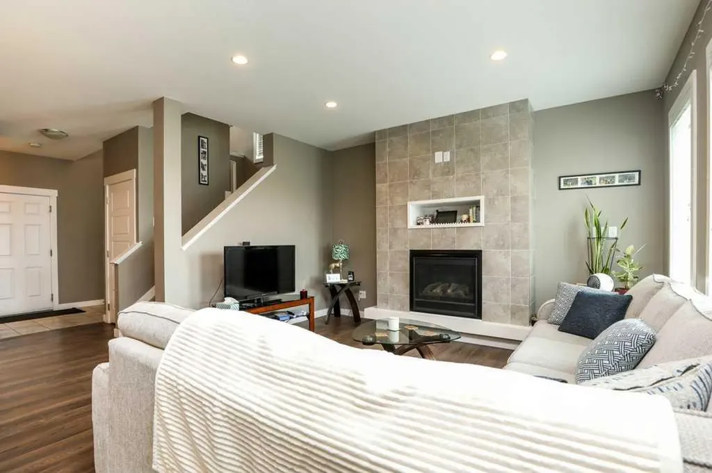 567 Moonlight Lane W Lethbridge AB T1J 5M1