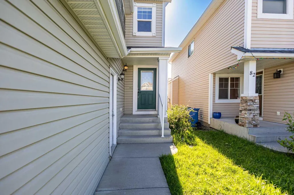 78 Cougar Plateau Way SW Calgary AB T3H 5S4