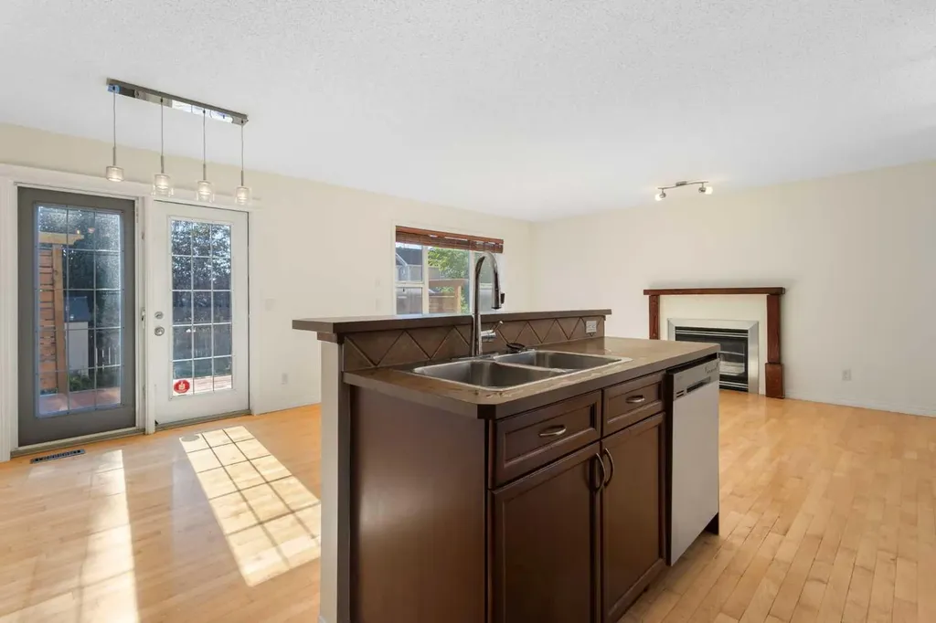 78 Cougar Plateau Way SW Calgary AB T3H 5S4