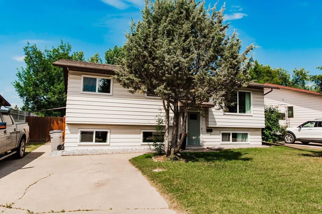 9422 64 Avenue Grande Prairie AB T8W 1B5