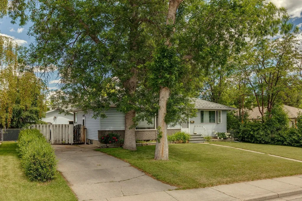 4524 26 Avenue SW Calgary AB T3E 0P9