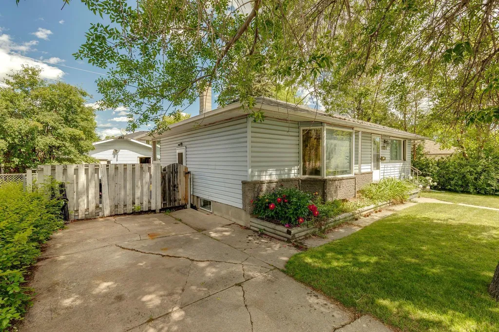 4524 26 Avenue SW Calgary AB T3E 0P9