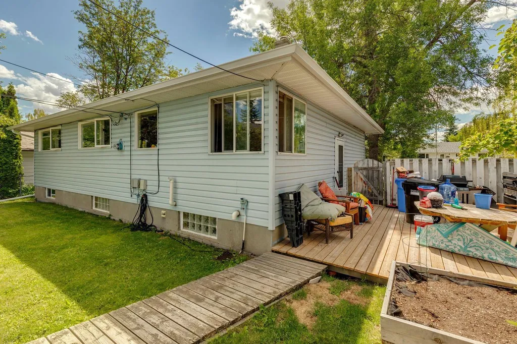 4524 26 Avenue SW Calgary AB T3E 0P9