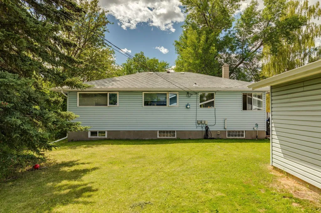 4524 26 Avenue SW Calgary AB T3E 0P9