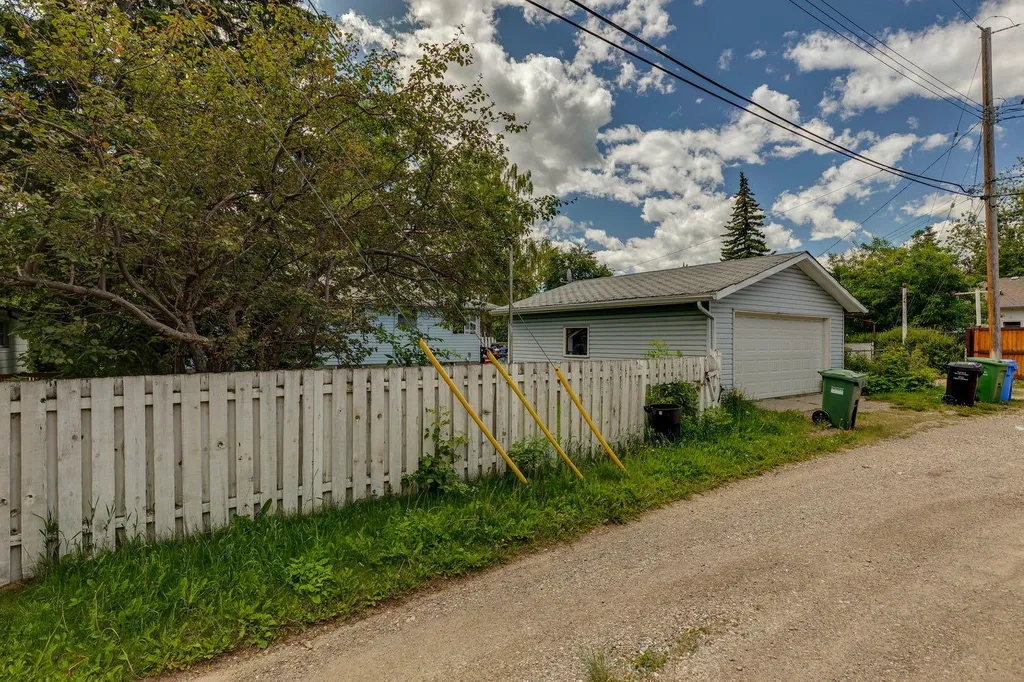 4524 26 Avenue SW Calgary AB T3E 0P9