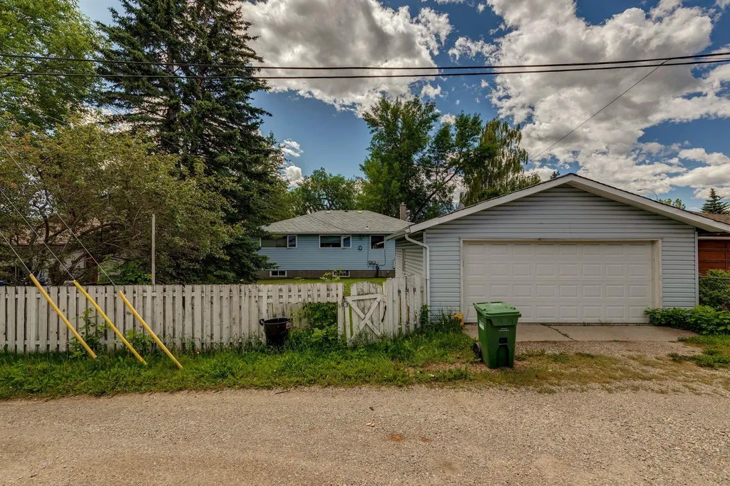 4524 26 Avenue SW Calgary AB T3E 0P9