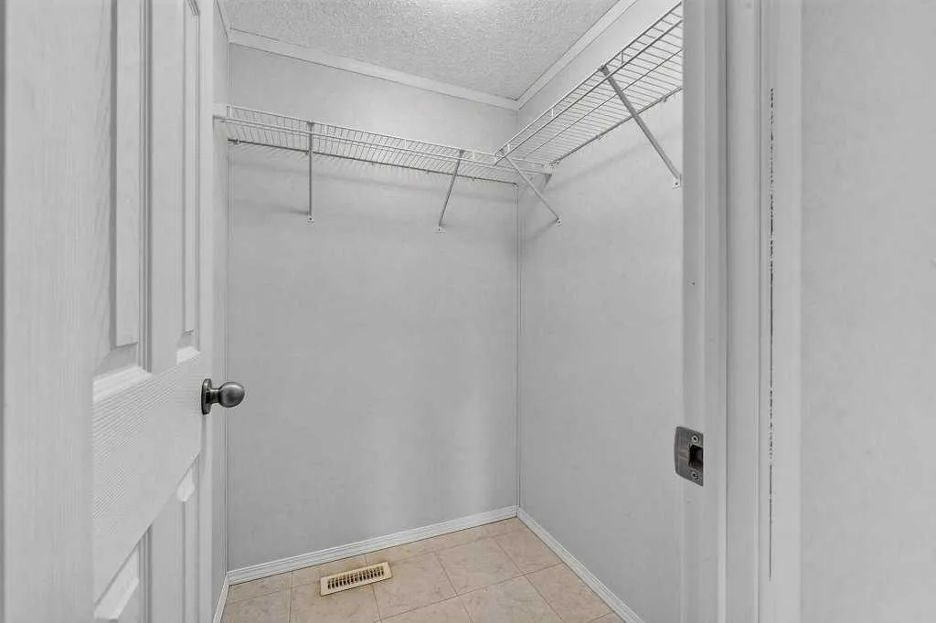 206 2 Avenue SE Diamond Valley AB T0L 0H0