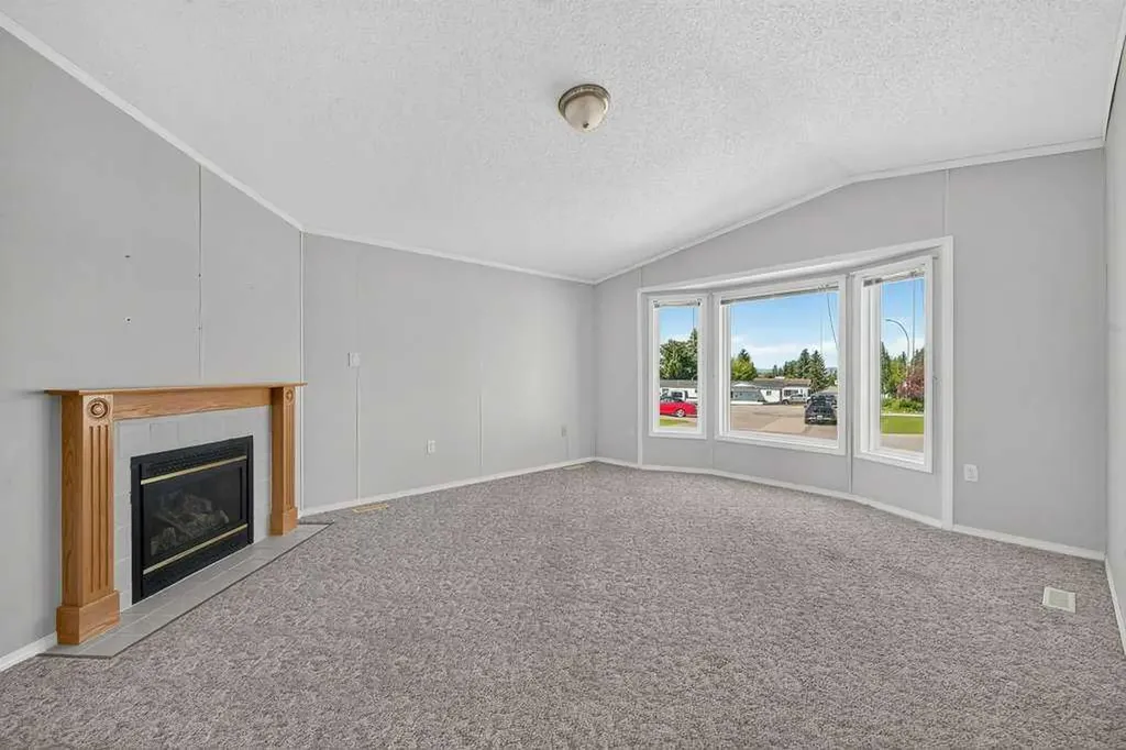 206 2 Avenue SE Diamond Valley AB T0L 0H0