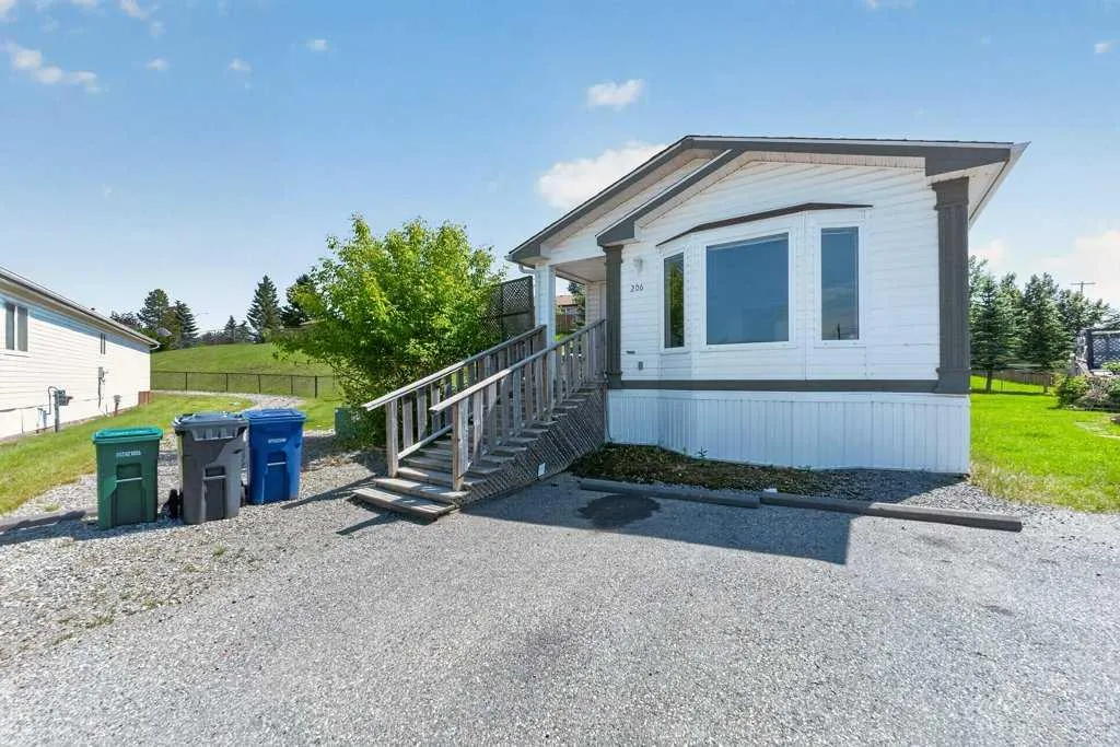 206 2 Avenue SE Diamond Valley AB T0L 0H0