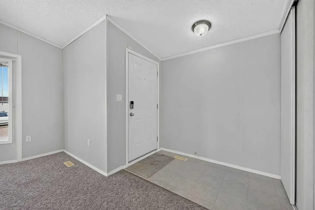 206 2 Avenue SE Diamond Valley AB T0L 0H0
