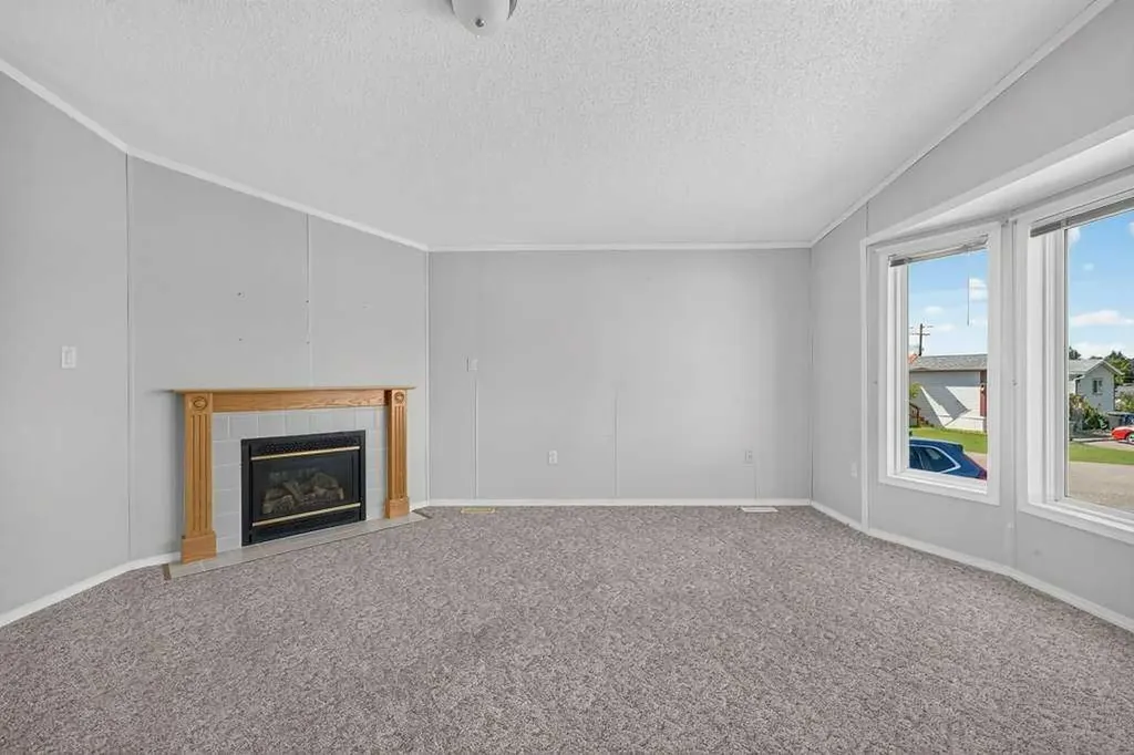206 2 Avenue SE Diamond Valley AB T0L 0H0