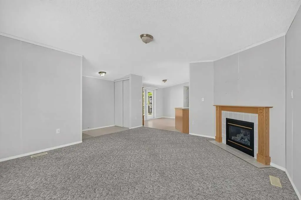 206 2 Avenue SE Diamond Valley AB T0L 0H0