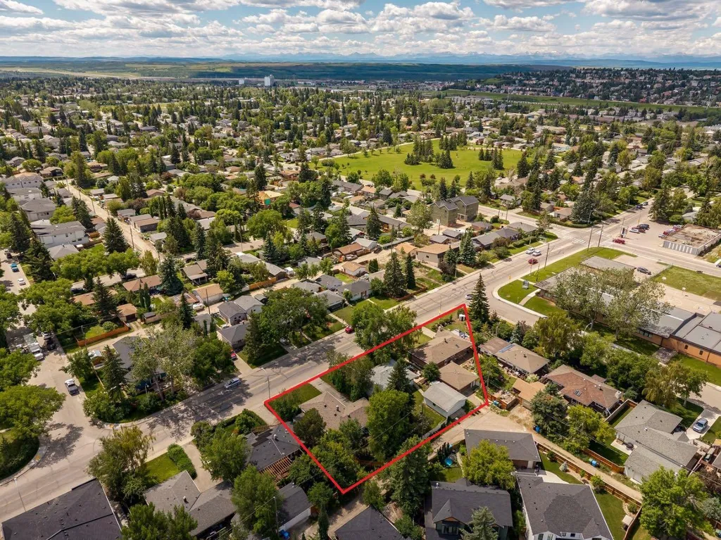 4528 26 Avenue SW Calgary AB T3E 0P9