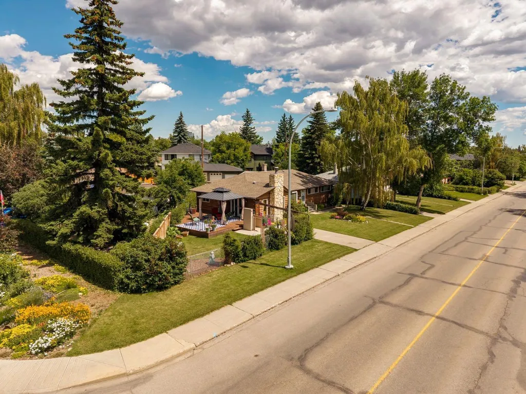 4528 26 Avenue SW Calgary AB T3E 0P9