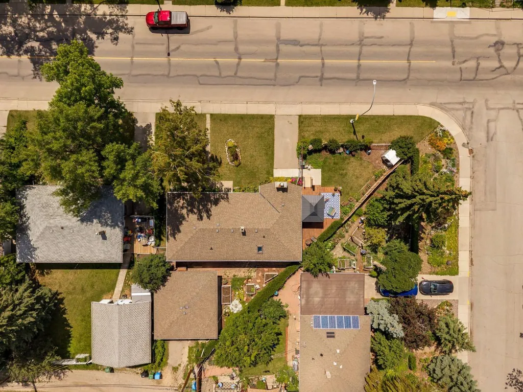 4528 26 Avenue SW Calgary AB T3E 0P9