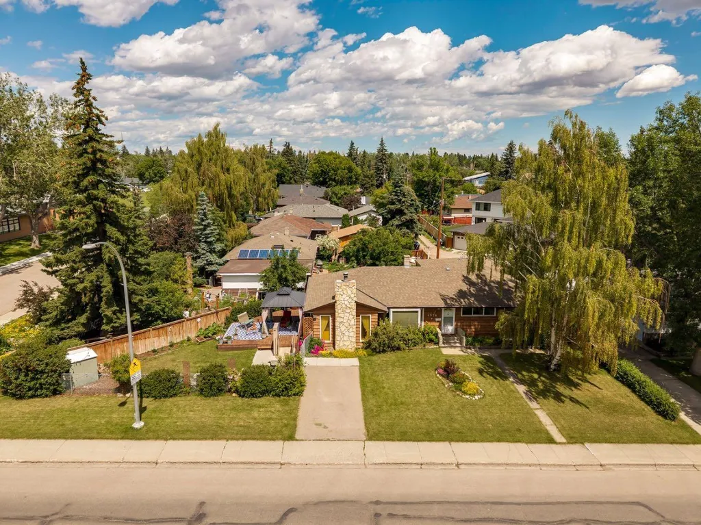 4528 26 Avenue SW Calgary AB T3E 0P9