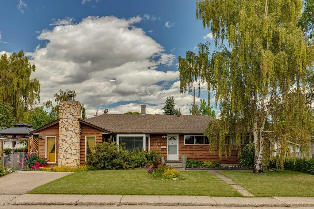 4528 26 Avenue SW Calgary AB T3E 0P9
