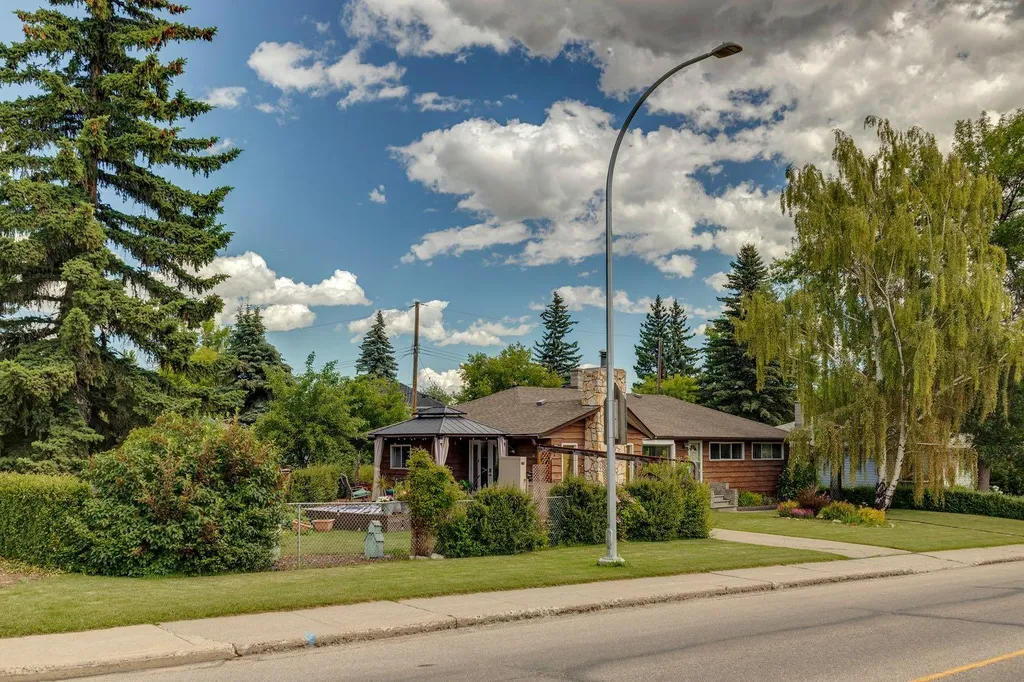 4528 26 Avenue SW Calgary AB T3E 0P9