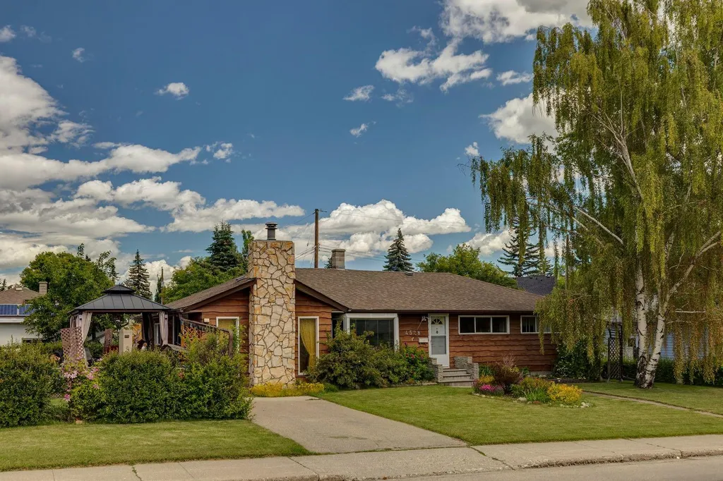 4528 26 Avenue SW Calgary AB T3E 0P9