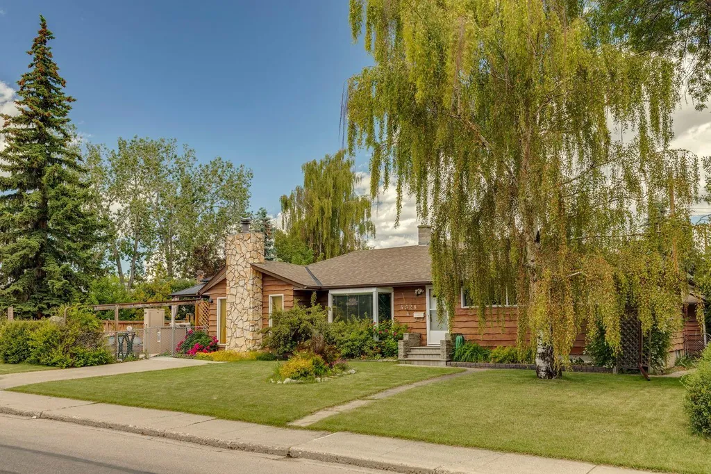 4528 26 Avenue SW Calgary AB T3E 0P9