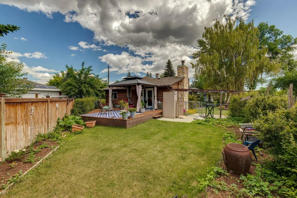 4528 26 Avenue SW Calgary AB T3E 0P9