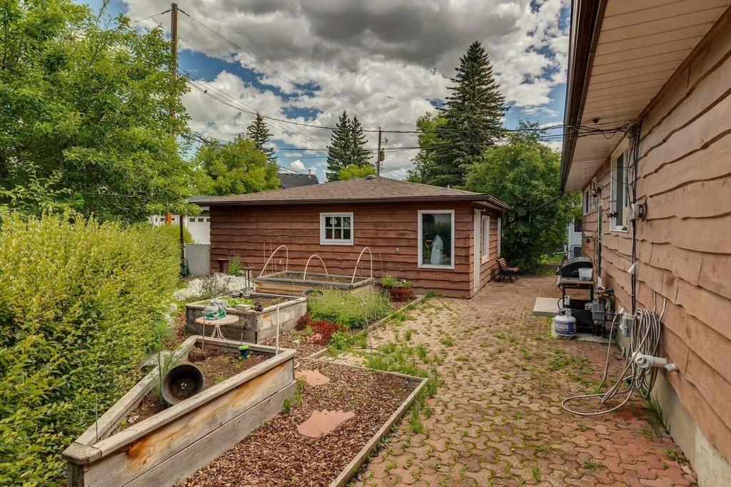 4528 26 Avenue SW Calgary AB T3E 0P9