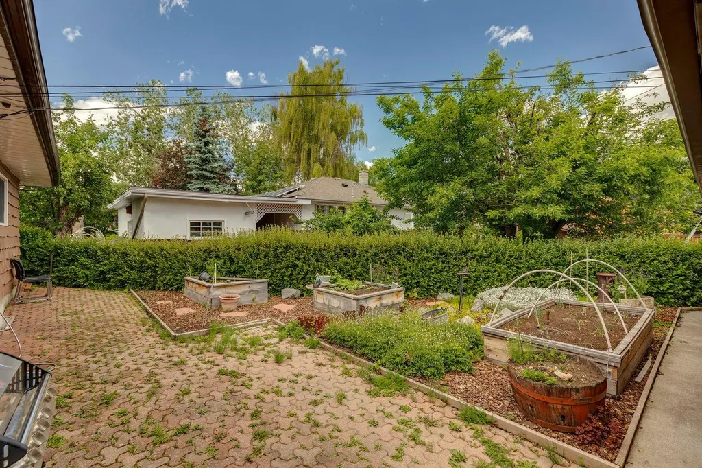 4528 26 Avenue SW Calgary AB T3E 0P9