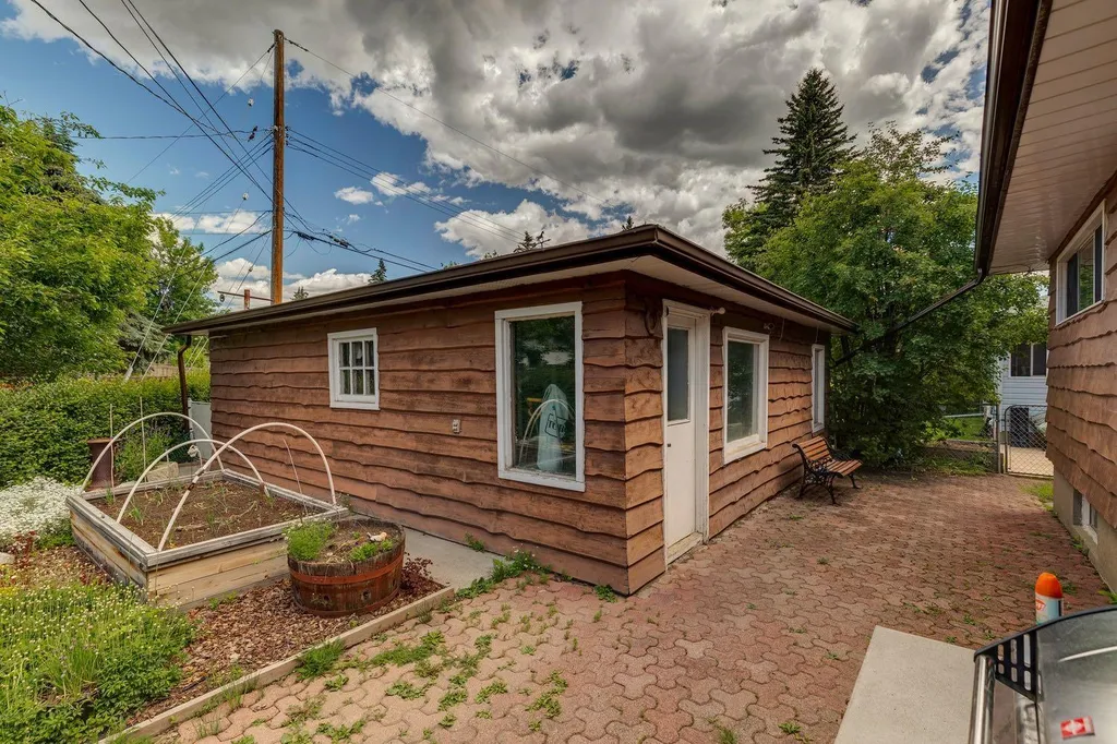 4528 26 Avenue SW Calgary AB T3E 0P9