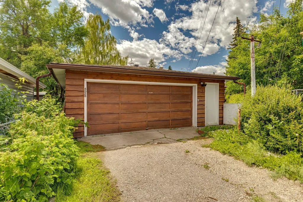 4528 26 Avenue SW Calgary AB T3E 0P9
