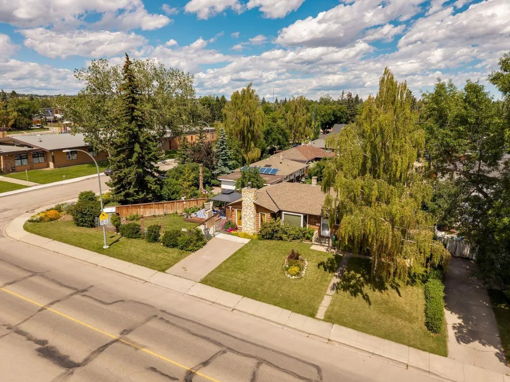 4528 26 Avenue SW Calgary AB T3E 0P9
